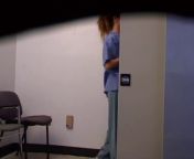 Медсестра переодевается на скрытую камеру